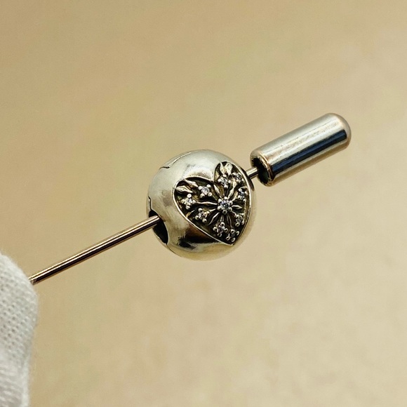 EUC Pandora 796388CZ Sterling Silver Heart of Winter Snowflake Clip w/ Clear CZs - Picture 5 of 12